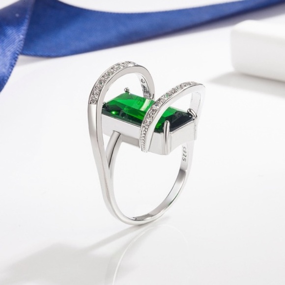 Elegant Silver and Green Gemstone Ring - Picture 4 of 10